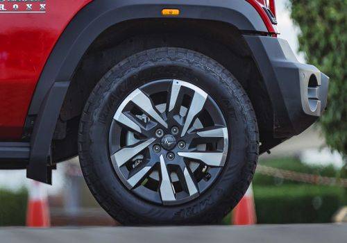 Mahindra Thar ROXX MX3 RWD AT