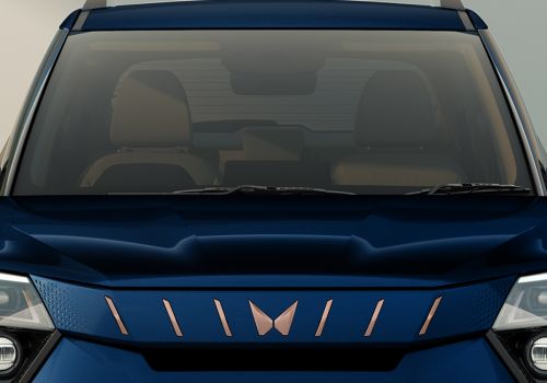 Mahindra XUV 3XO EV AX5