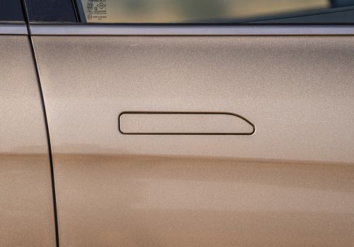Mahindra XUV 7XO AX3 AT