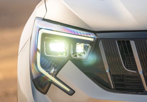 Mahindra XUV 7XO AX3 AT