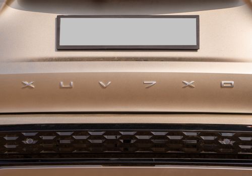Mahindra XUV 7XO AX3 AT