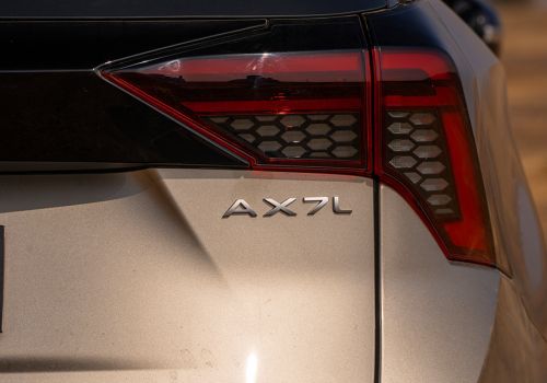 Mahindra XUV 7XO AX3 AT