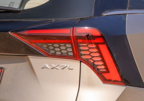 Mahindra XUV 7XO AX3 AT