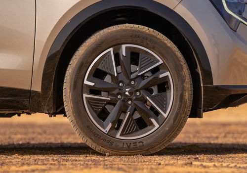 Mahindra XUV 7XO AX3 AT