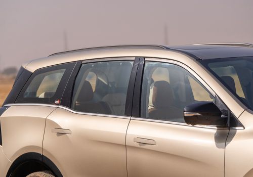 Mahindra XUV 7XO AX3 AT