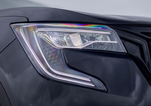 Mahindra XUV700 AX7 Ebony Edition 6Str AT