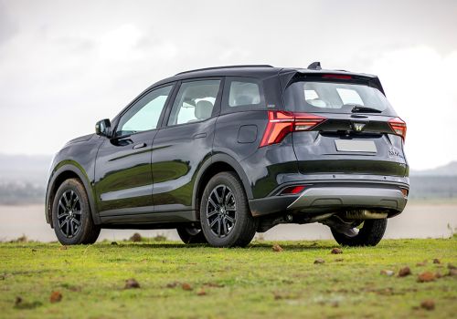 Mahindra XUV700 AX7 Ebony Edition 6Str AT