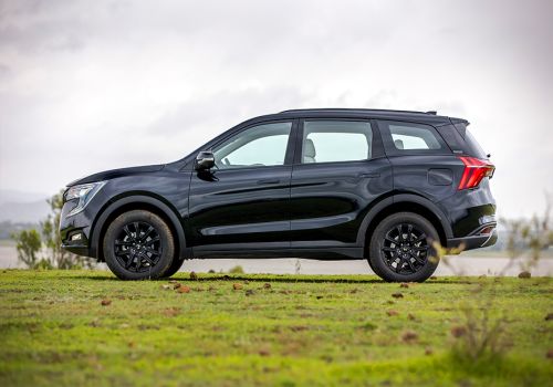 Mahindra XUV700 AX7 Ebony Edition 6Str AT