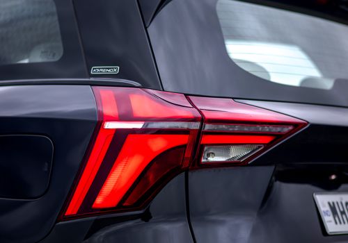 Mahindra XUV700 AX7 Ebony Edition 6Str AT
