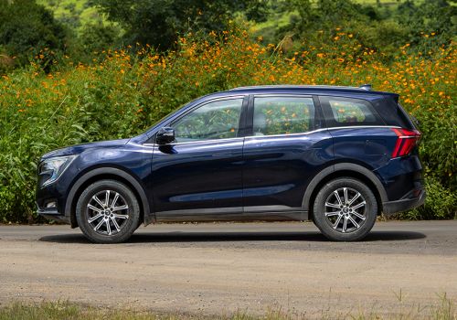 Mahindra XUV700 AX7 Ebony Edition 7Str